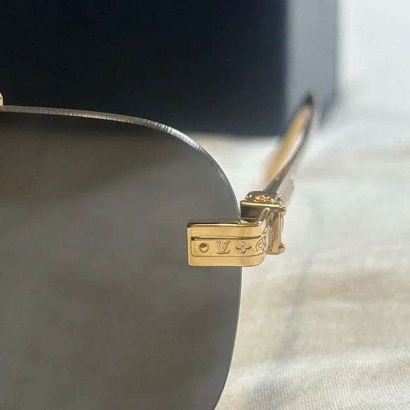 Louis Vuitton Gold and Black Aviator Sunglasses for Men’s - Picture 12 of 14